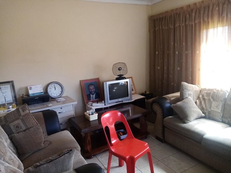 HOUSE FOR SALE IN UNIT D(Boots-L-Shaped house)-R450 000-