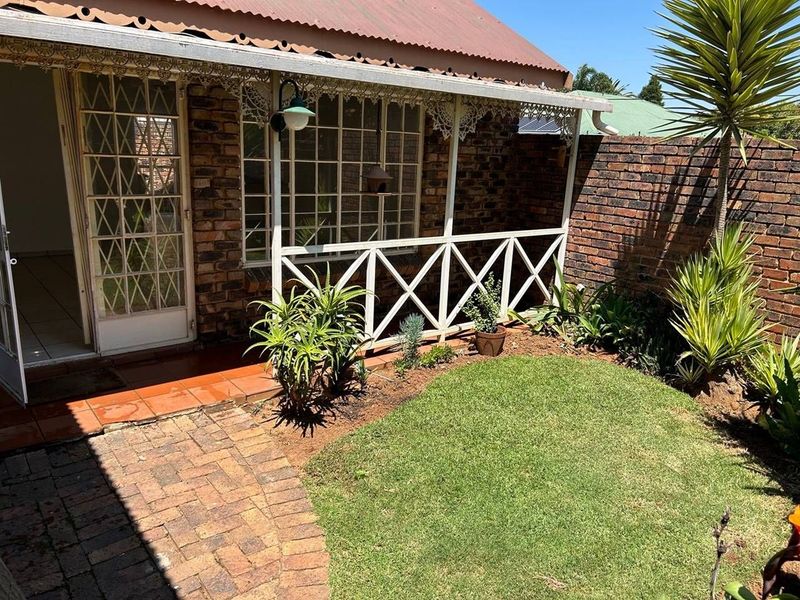 Lovely 2 bedroom townhouse available in Krugersdorp North