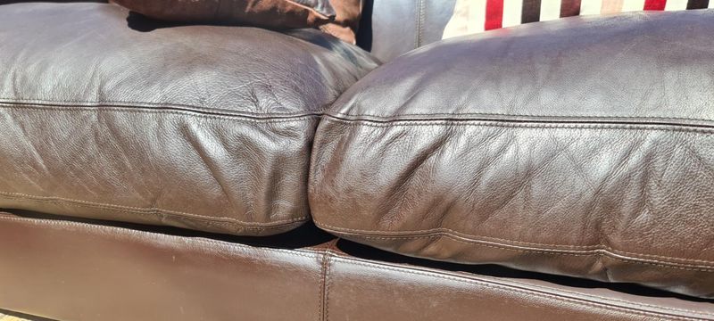Leather Couch Coricraft 4 Seater Seater oxblood sofa 2,46 m Almost New Condition Contact 0818407199