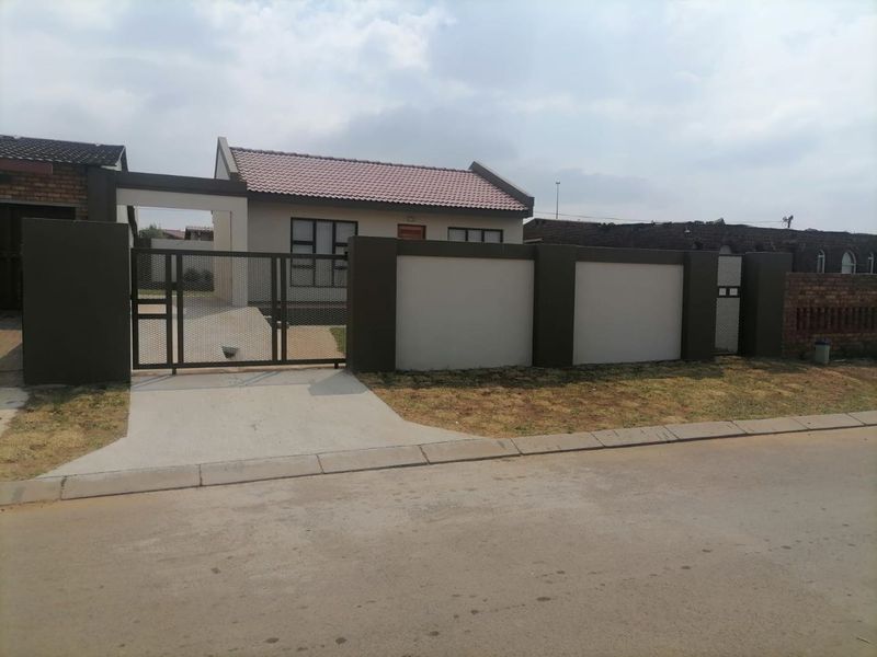 Newly remodeled to perfection family home in  Tsakane