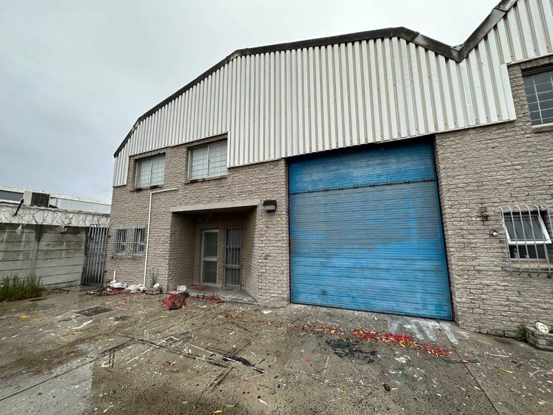 Neat Warehouse In Secure park To Let In Montague Gardens