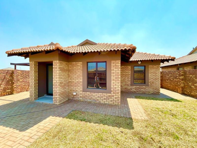 Newly built three b edroom home for sale in Secunda