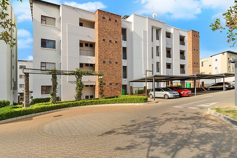 Discover the perfect balance of comfort and convenience in this charming 2-bedroom apartment