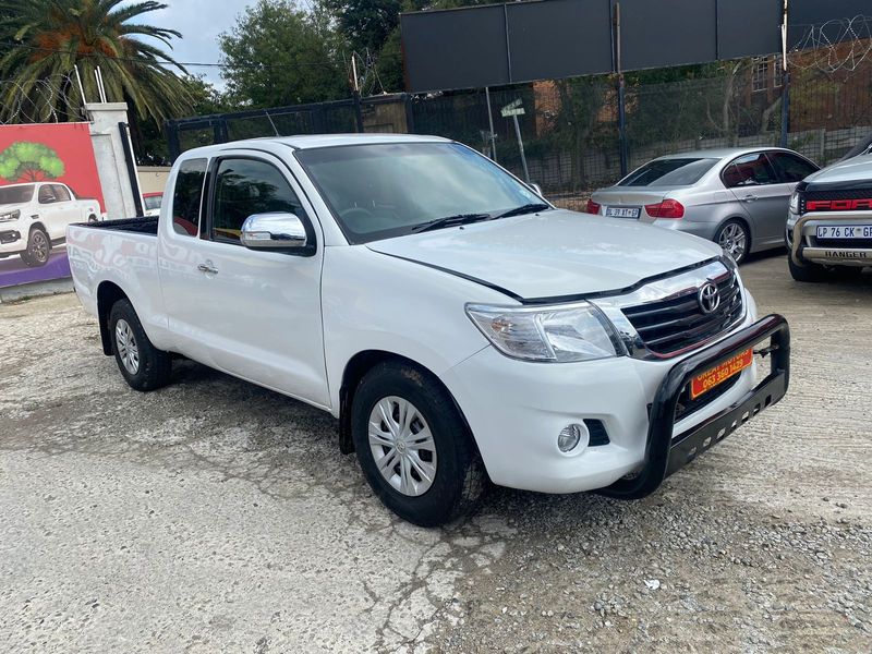 2015 Toyota Hilux 2.5 D-4D Xtra Cab in excellent condition and full service history,  105000km,  R17