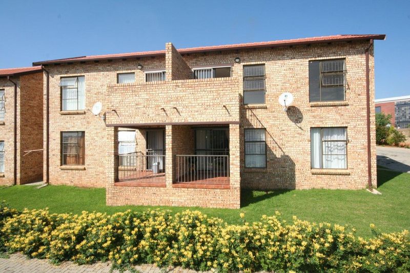 Neat Ground Floor Apartment in Willowbrook/ Ruimsig