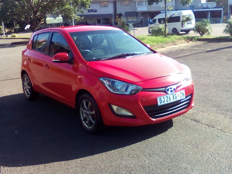 2013 Hyundai i20 1.4 Fluid AUTOMATIC. FACE LIFT, MAG RIMS.