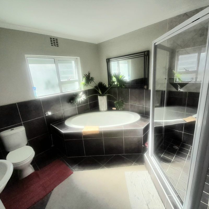 Nothing to be said, just walk in and enjoy this Canal  Home