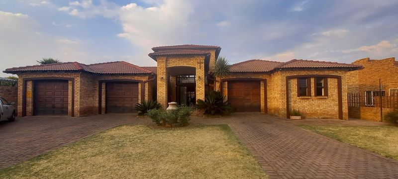 3 BEDROOM HOUSE FOR SALE IN SOUGHT AFTER AREA IN FOCHVILLE