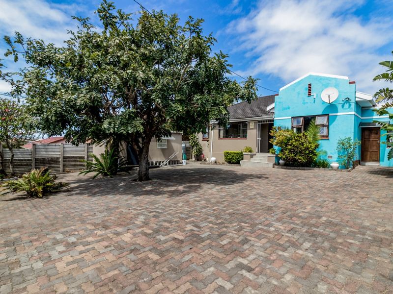 12 Bedroom House For Sale in Southernwood