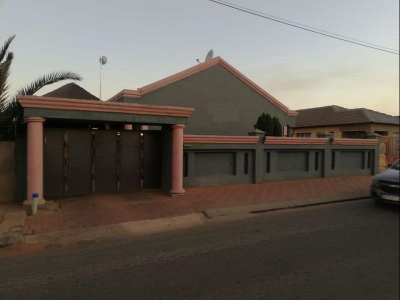 3 Beds for sale in Daveyton