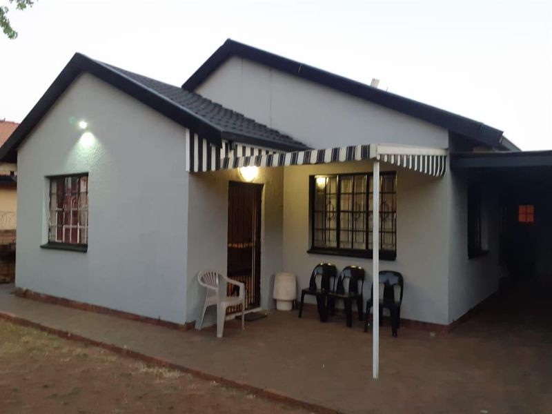 Lovely 4 Bedroom Home Situated in the Heart of Lenasia South.