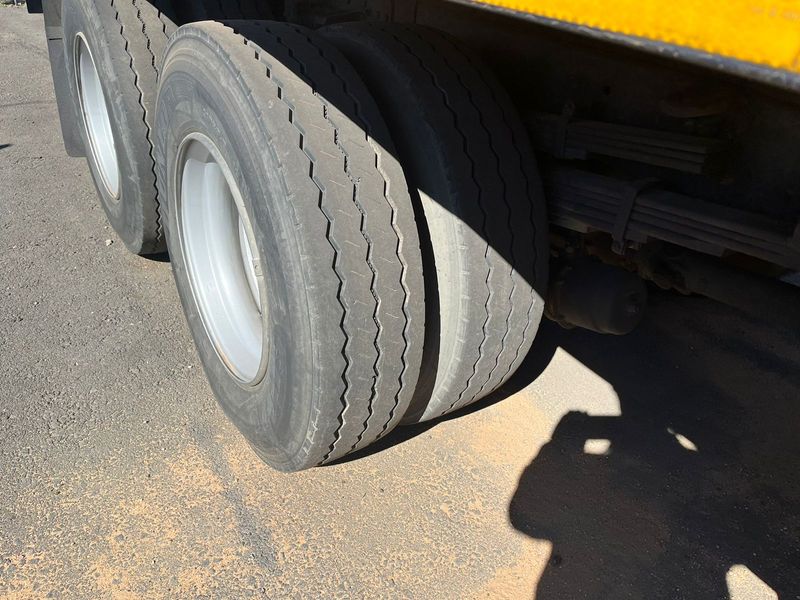 TATA LPT 1518 SLEEPER CAB WITH TAG AXLE AND VOLUME BODY