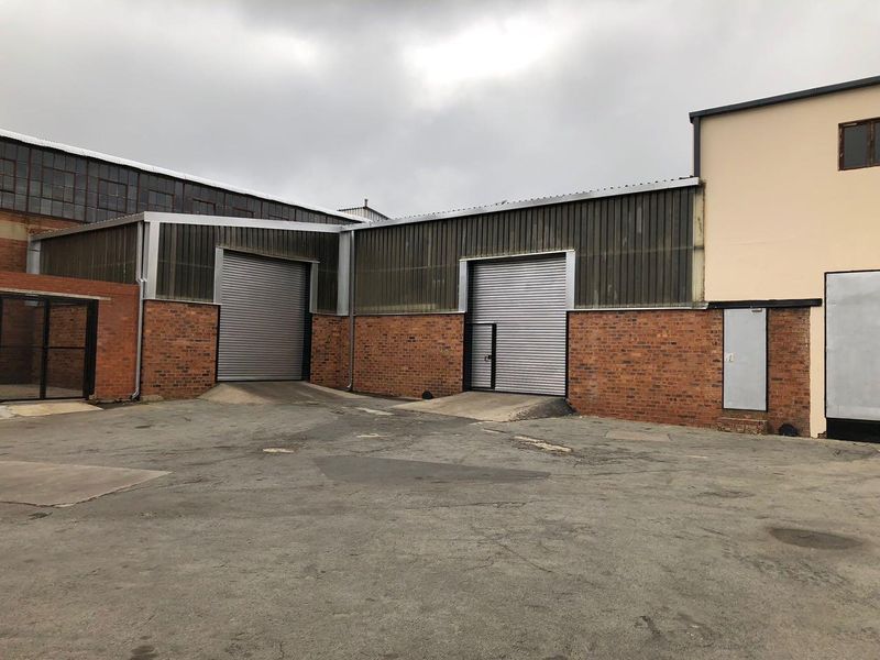 Spacious property to let or for sale in Manufacta