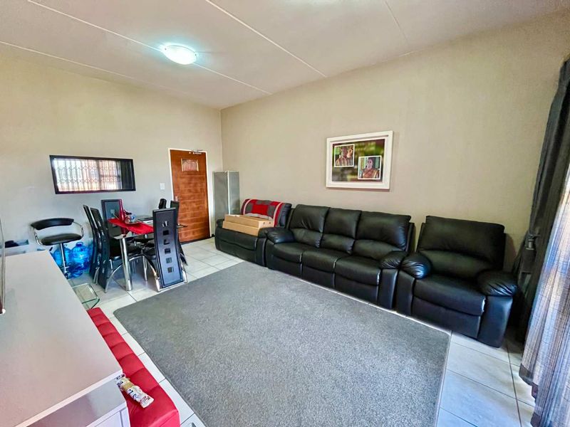 Stunning 3 Bed Corner Unit with Private Garden - Ideal for Outdoor Living!