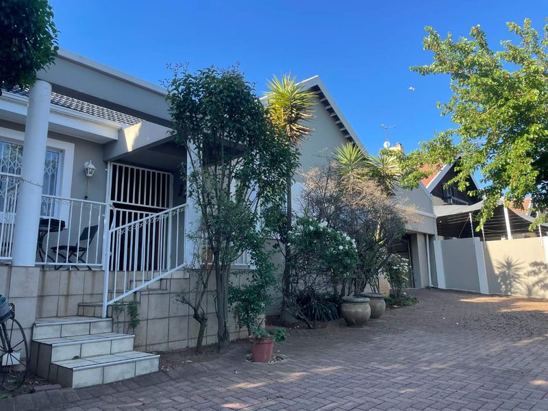 Introducing a Stunning Modern 3 Bedroom Property in the Heart of Linmeyer Nestled in the charming...