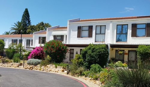 Apartment in Somerset West Central For Sale