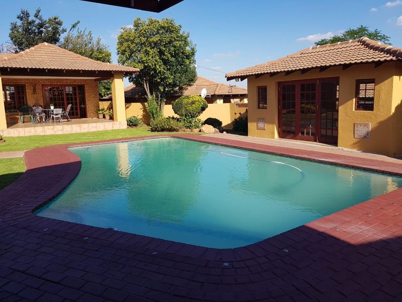 Stunning house with 3 Flats. Ideal Guest house/ officeIdeally situated. Bergbron/ Whiteridge...