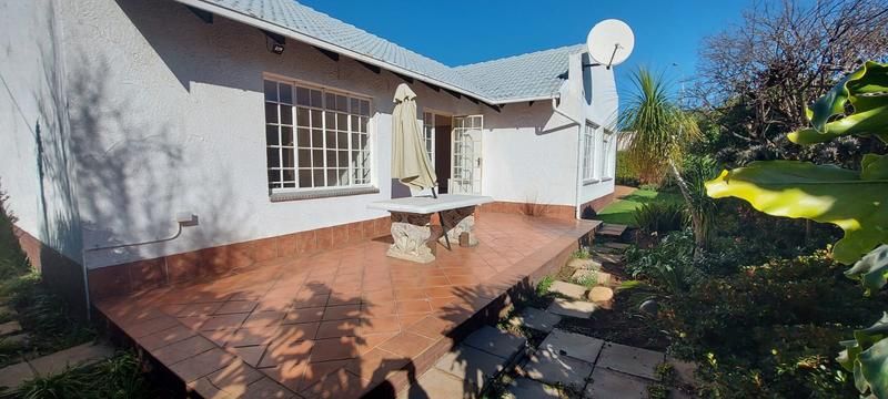 2 BEDROOM HOUSE WITH 2 BATHROOMS FOR SALE IN BERGBRON CLOSE.