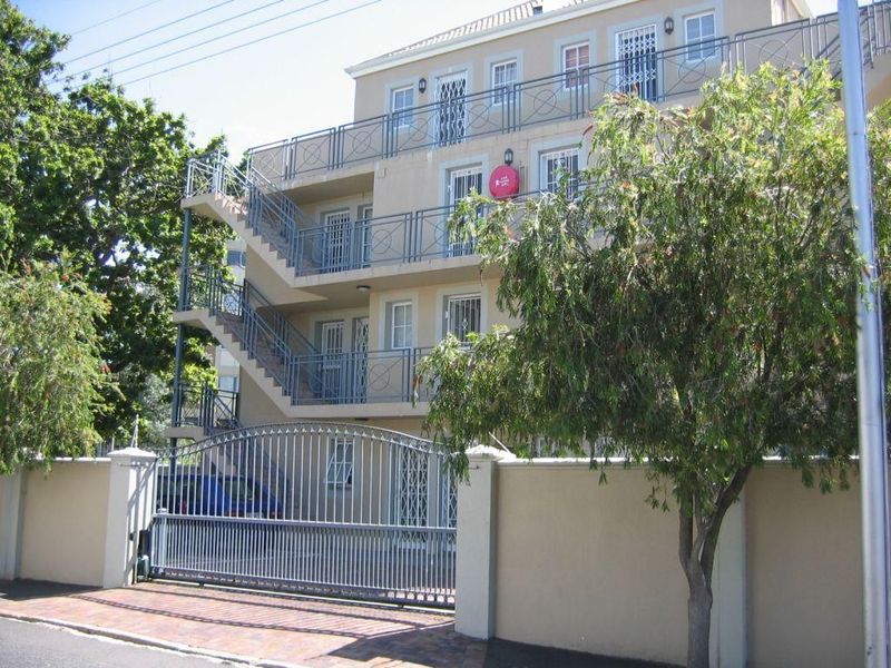 Rondebosch Lovely One Bedroomed Flat with Lounge and Secure Parking Bay