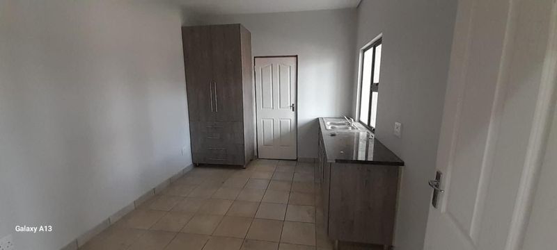 Kew - Open plan bachelor apartment available R4100