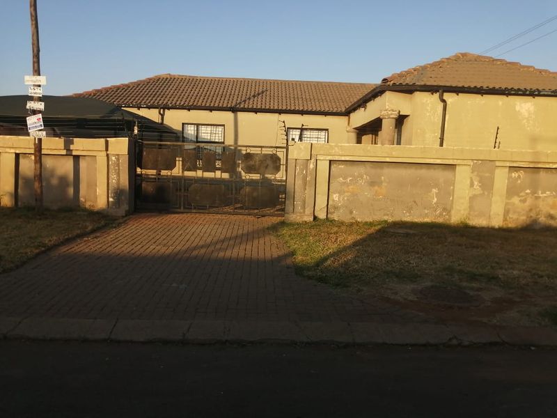 3 BEDROOM PROPERTY FOR SALE AT CLAYVILLE