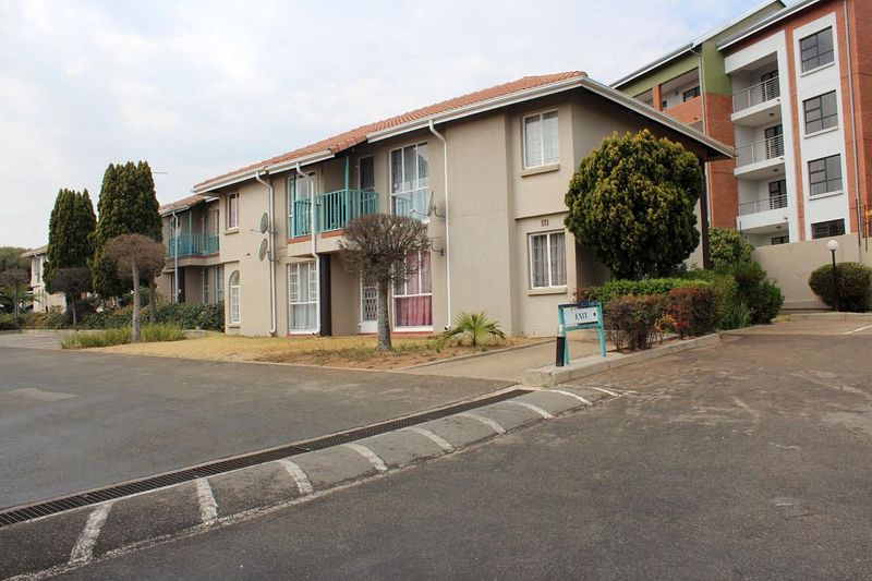 WELL MAINTAINED FIRST FLOOR APARTMENT IN SOUGHT AFTER COMPLEX