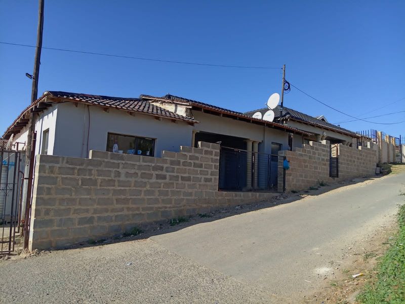 FAMILY 4 BEDROOM HOUSE IN BHONGWENI