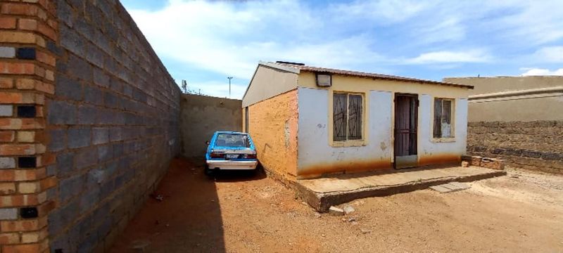 A Nice Start Up Home For Sale in Thokoza