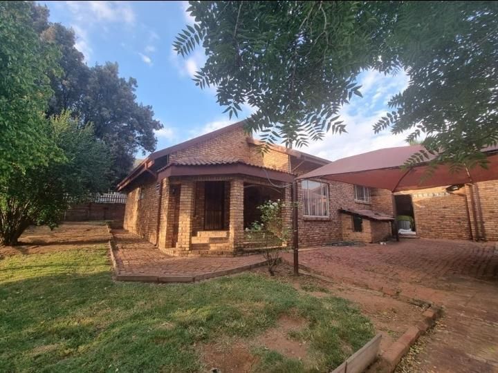 5 Bedroom House For Sale in Suiderberg