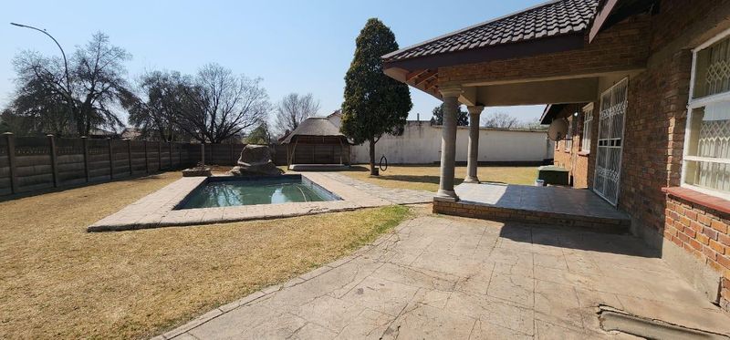 LARGE Family home for sale in Kriel!