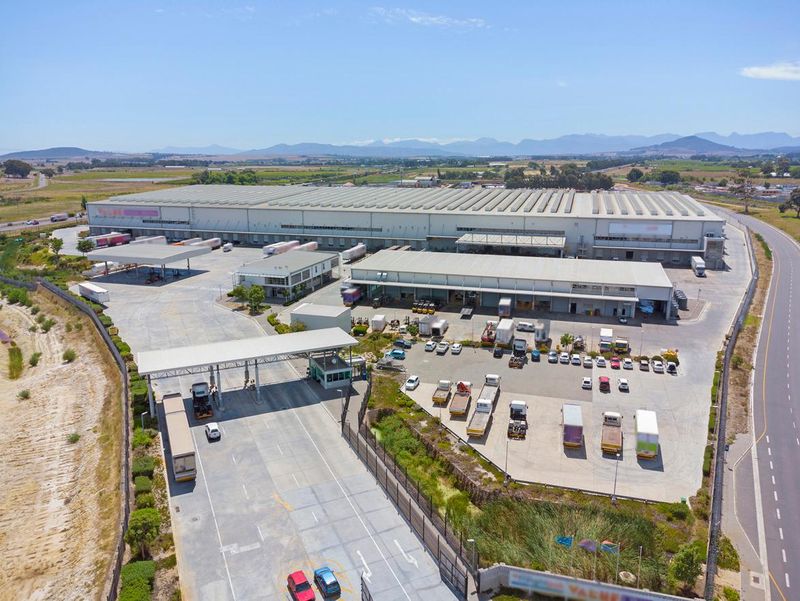 MASSIVE WAREHOUSE / DISTRIBUTION CENTRE TO LET WITH EASE OF ACCESS ONTO THE N1