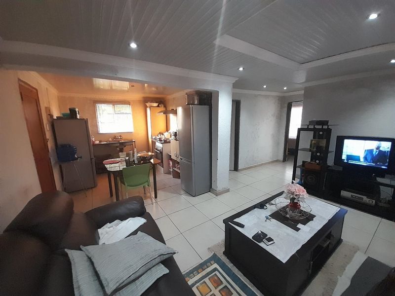 A 2 bedroom House on a spacious stand in Stellenbosch for sale at R500 000 negotiable