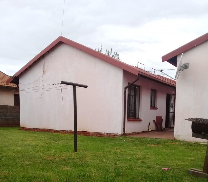 HOUSE TO LET IN EASTFIELD, VOSLOORUS - TILED AND IN A QUIET NEIGHBOURHOOD