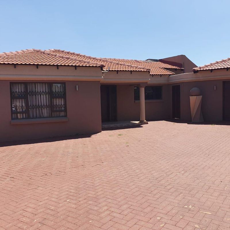 4 Bedroom House for sale in Krugersrus