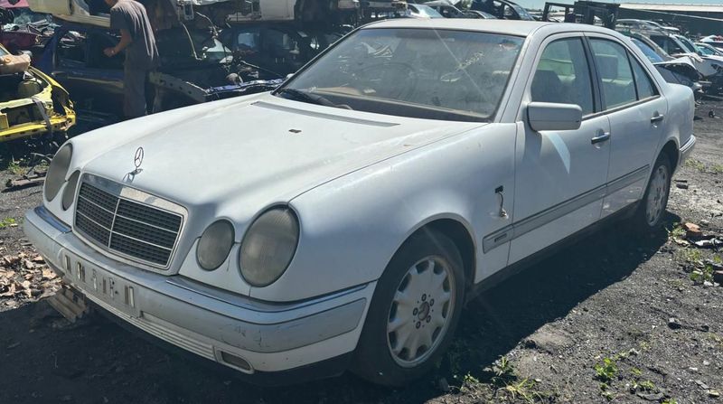 MERCEDES BENZ E280 W210 #112921 FOR STRIPPING