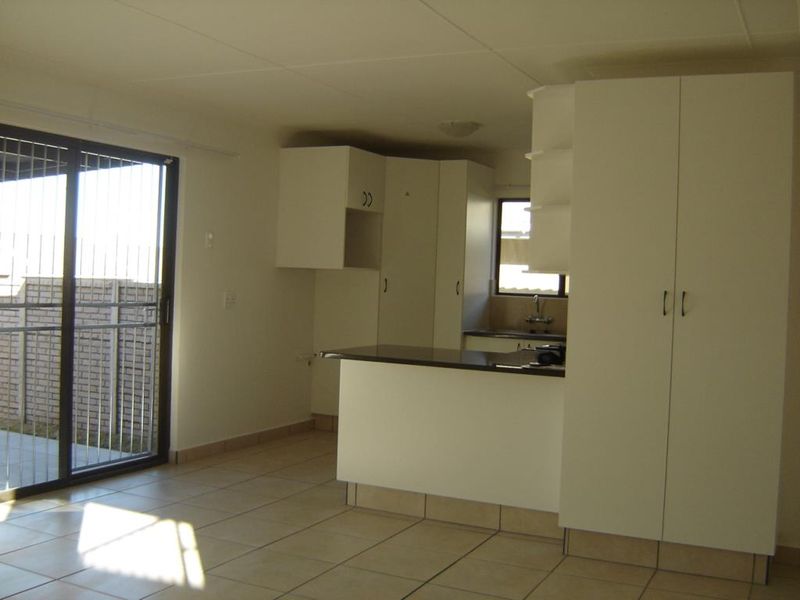This modern 2-bedroom unit is situated in Riley Place, Gonubie