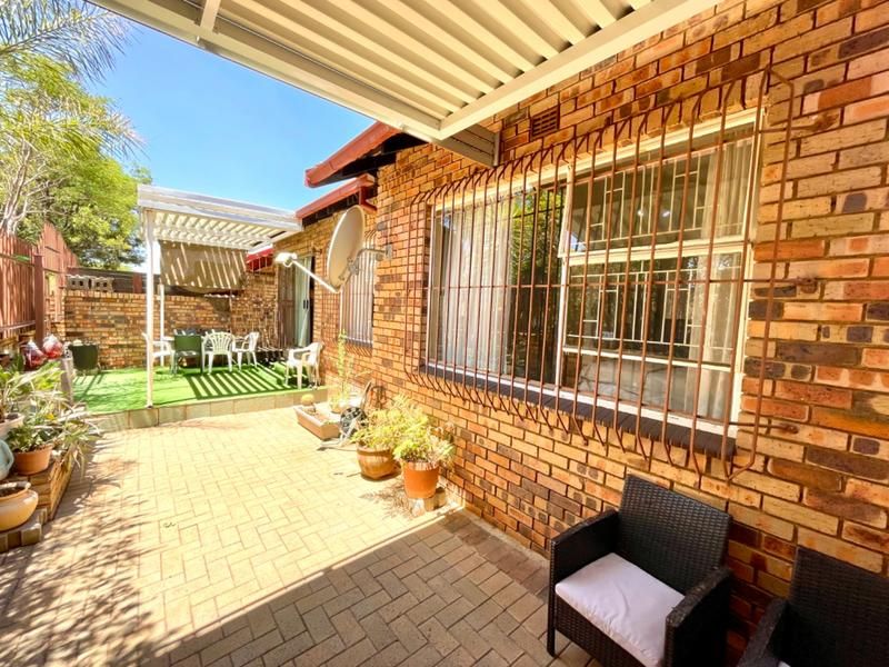Beautiful 2 Bedroom, 2 Bathroom Townhouse For Sale in Rant en Dal, Krugersdorp.