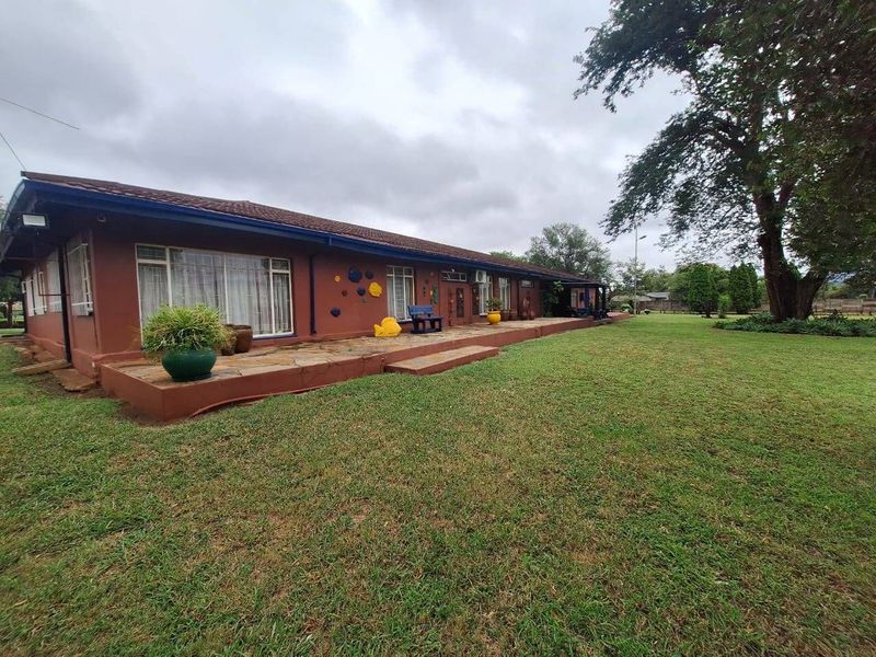 SMALLHOLDING WITH SPACIOUS 5 BEDROOM HOUSE &amp; FLAT IN SWACINA PARK AH