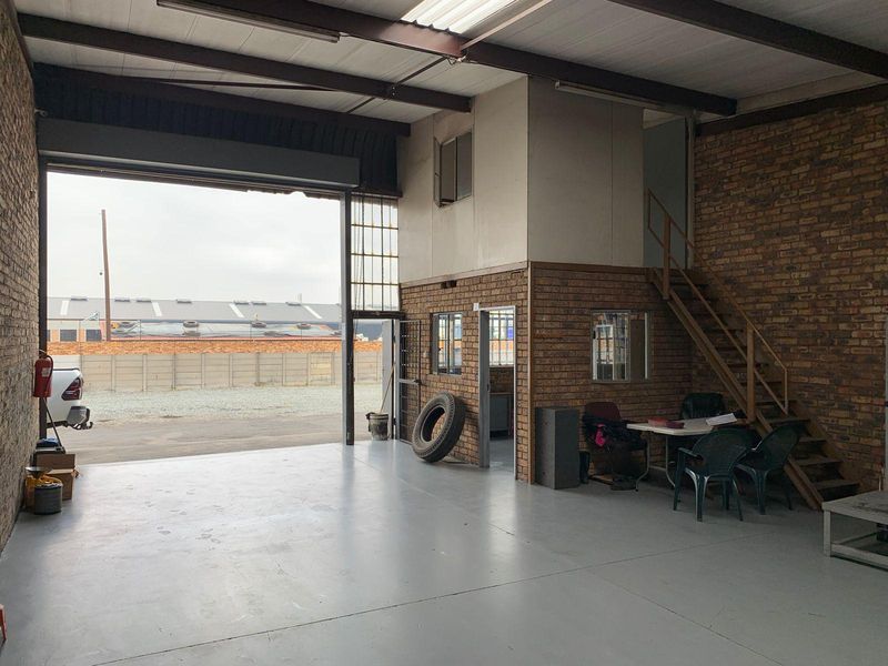 100sqm  Warehouse Unit To Let in Alrode South