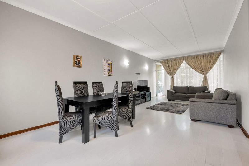 DO YOU LIKE SPACE AND QUALITY? SPACIOUS 2 BED UNIT IN FLORIDA FOR R650000 ONLY(JUST MOVE IN)