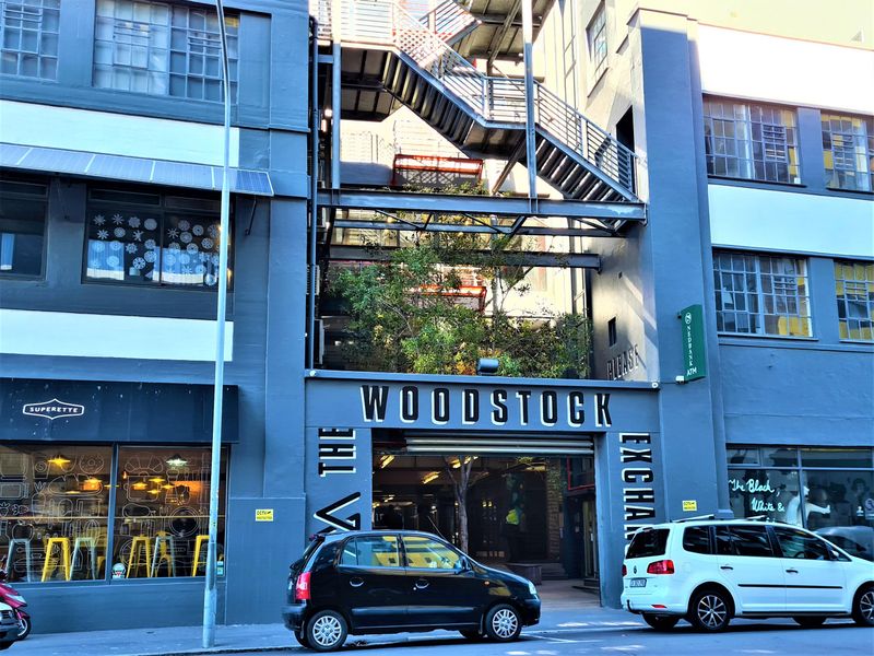 WOODSTOCK EXCHANGE | PRIME RETAIL POSITION NEAR THE ENTRANCE OF THIS TRENDY MALL