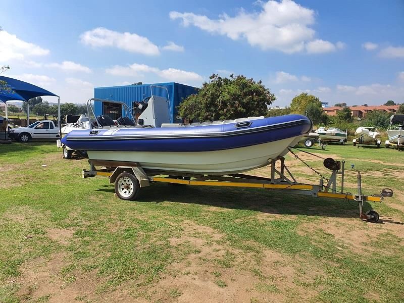 STINGRAY 5.2 WITH 2 X 40HP MARINER OUTBOARD MOTORS.