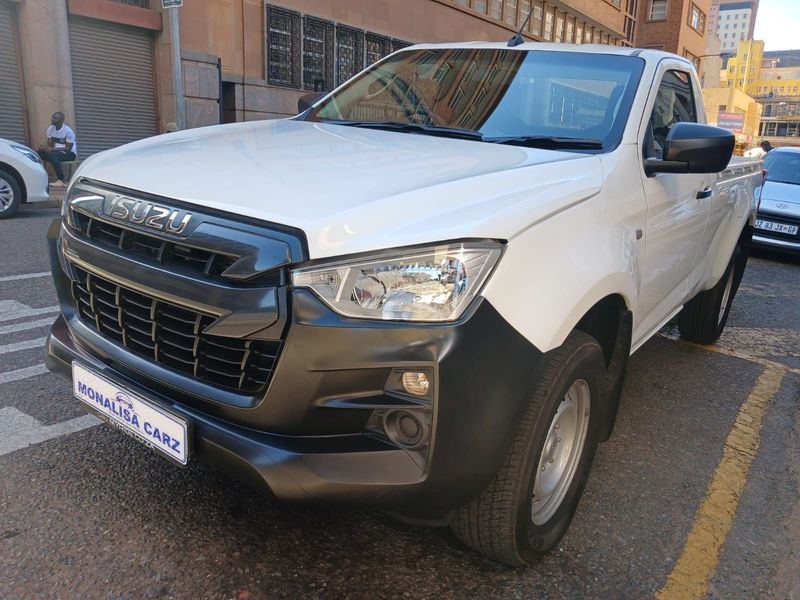 2023 Isuzu {derivative}, White with 3700km available now!