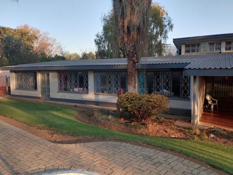 Large Family 4 Bedroom House right in the CBD Lydenburg