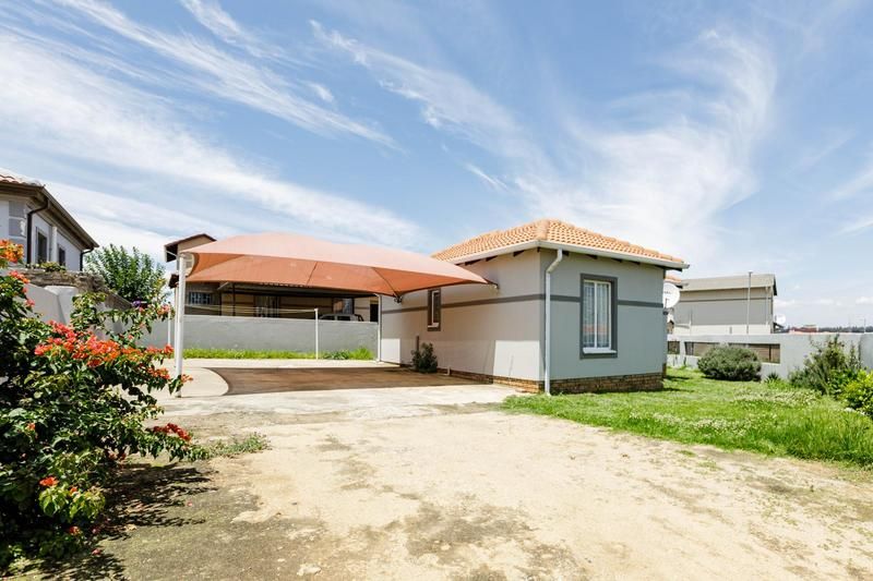 Welcome to your next home this property is conveniently nestled within a tranquil estate in Midra...