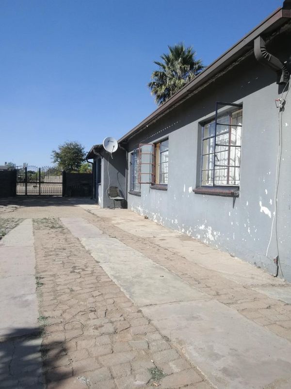 3 BEDROOM HOUSE FOR sale in Temba Unit D with Backrooms - R680 000 Negotiable