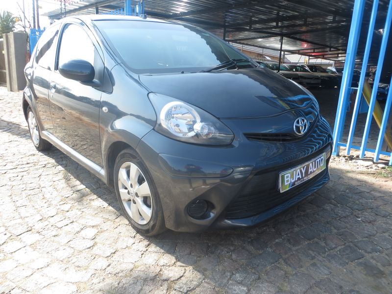 2013 Toyota Aygo 1.0 Fresh 5-Door, Grey with 85000km available now!