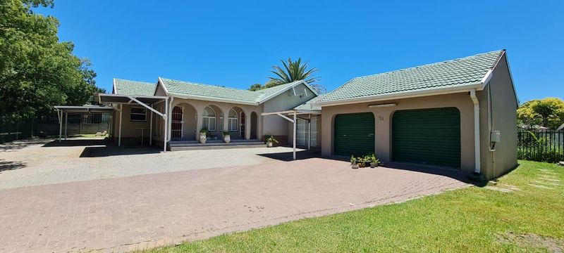 Three bedroom home plus two bachelor flats for sale in Secunda!  Good area!  Good rental income