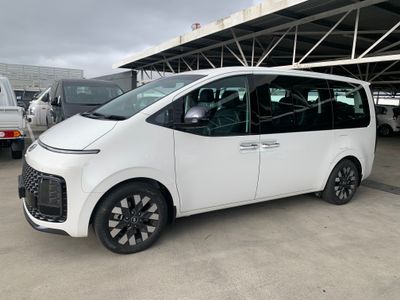 White Hyundai Staria MY21.11 2.2D Luxury 9 Seater AT with 5000km available now!