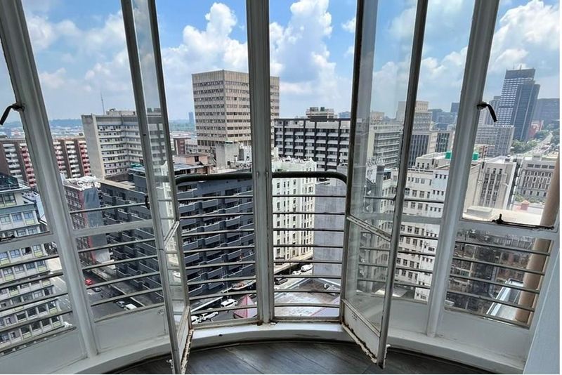 Beautiful very large 1-bed apartment for sale in Johannesburg central
